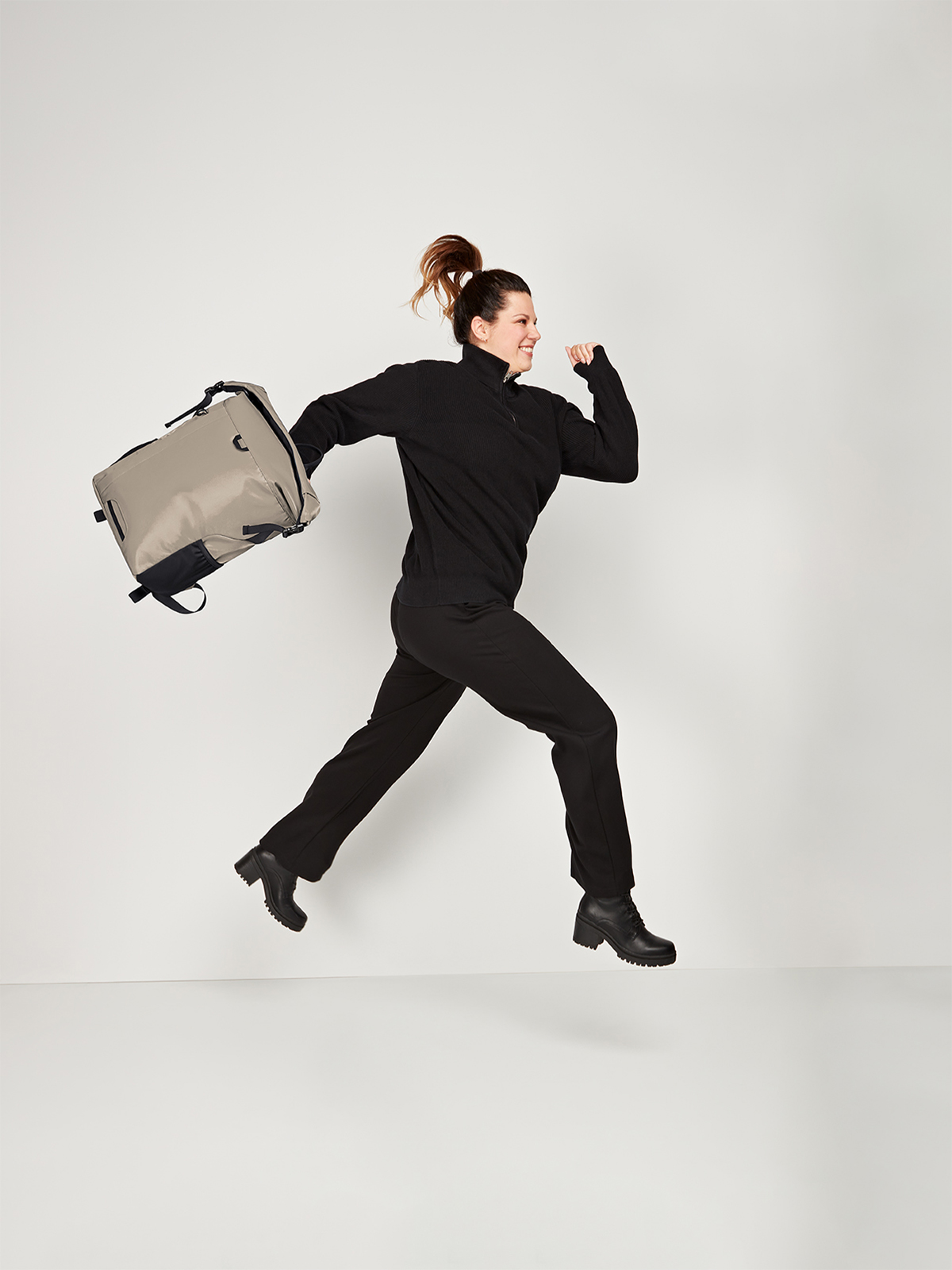 Rucksack MELLOW beige mit Model