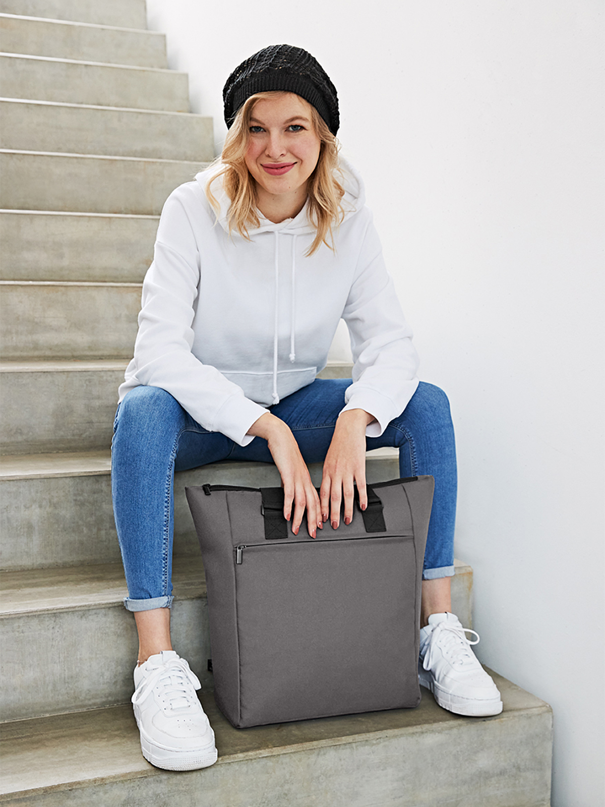 cooler shopper DAILY anthracite featuring a model
