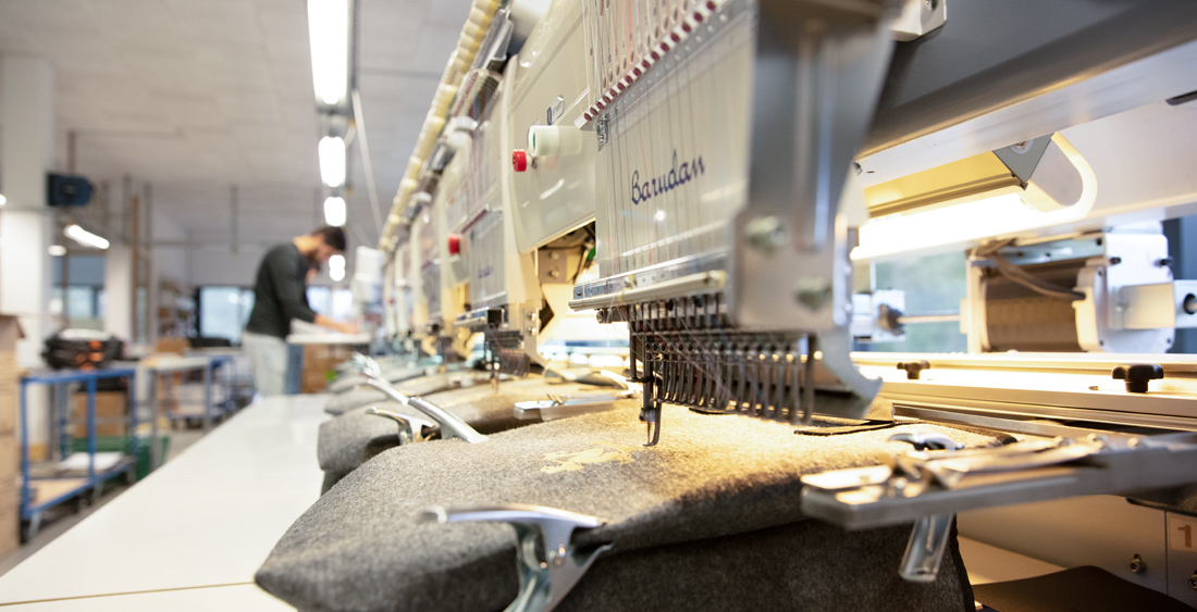 Barudan Stickmaschine in der hauseigenen Stickerei bei Halfar