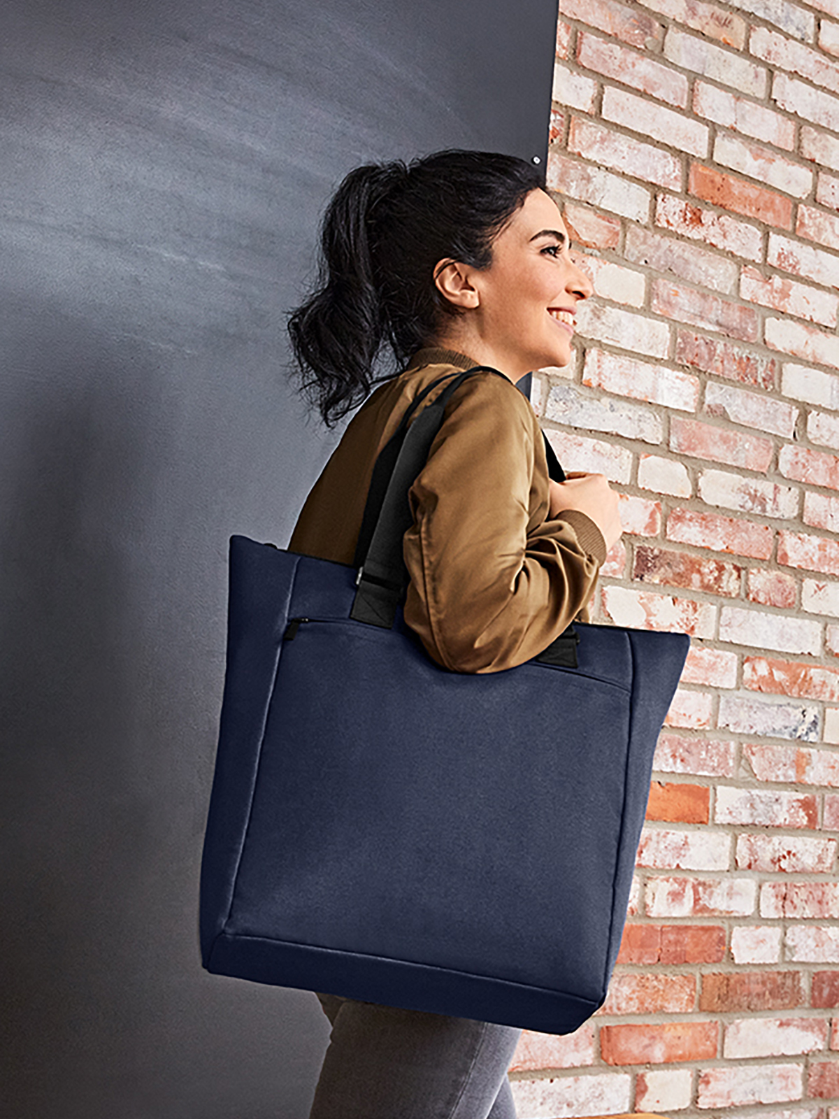cooler shopper DAILY navy featuring a model