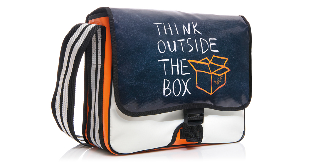 Tasche LKW Plane Upcycling präsentiert als LORRYBAG® ORIGINAL 2