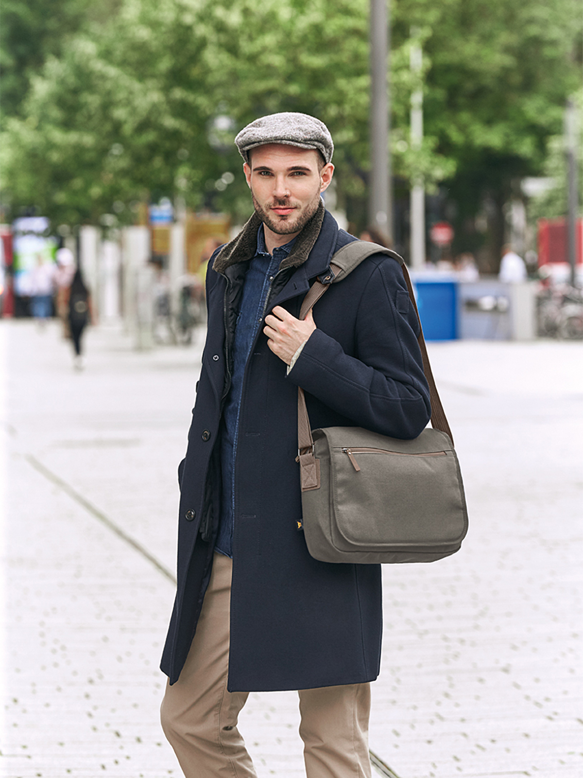 shoulder bag COUNTRY khaki featuring a model