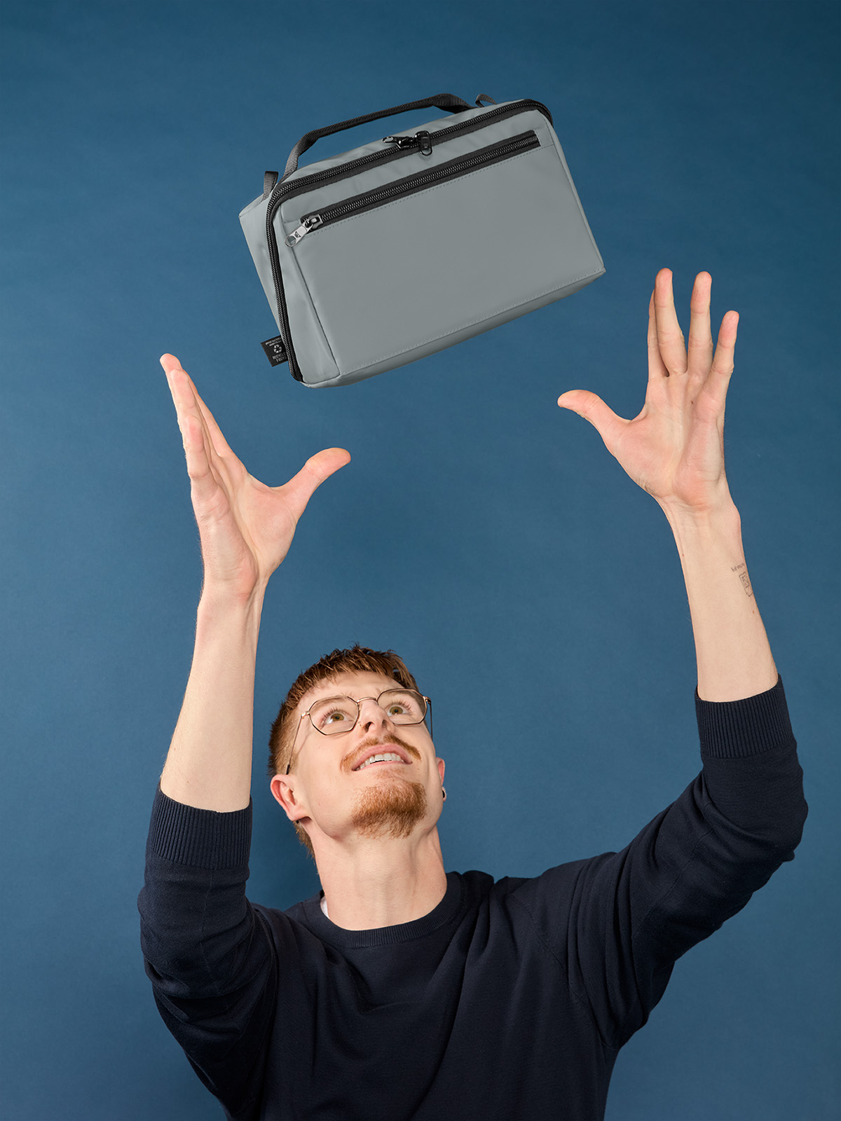 Reißverschluss-Tasche BOX mittelgrau mit Model