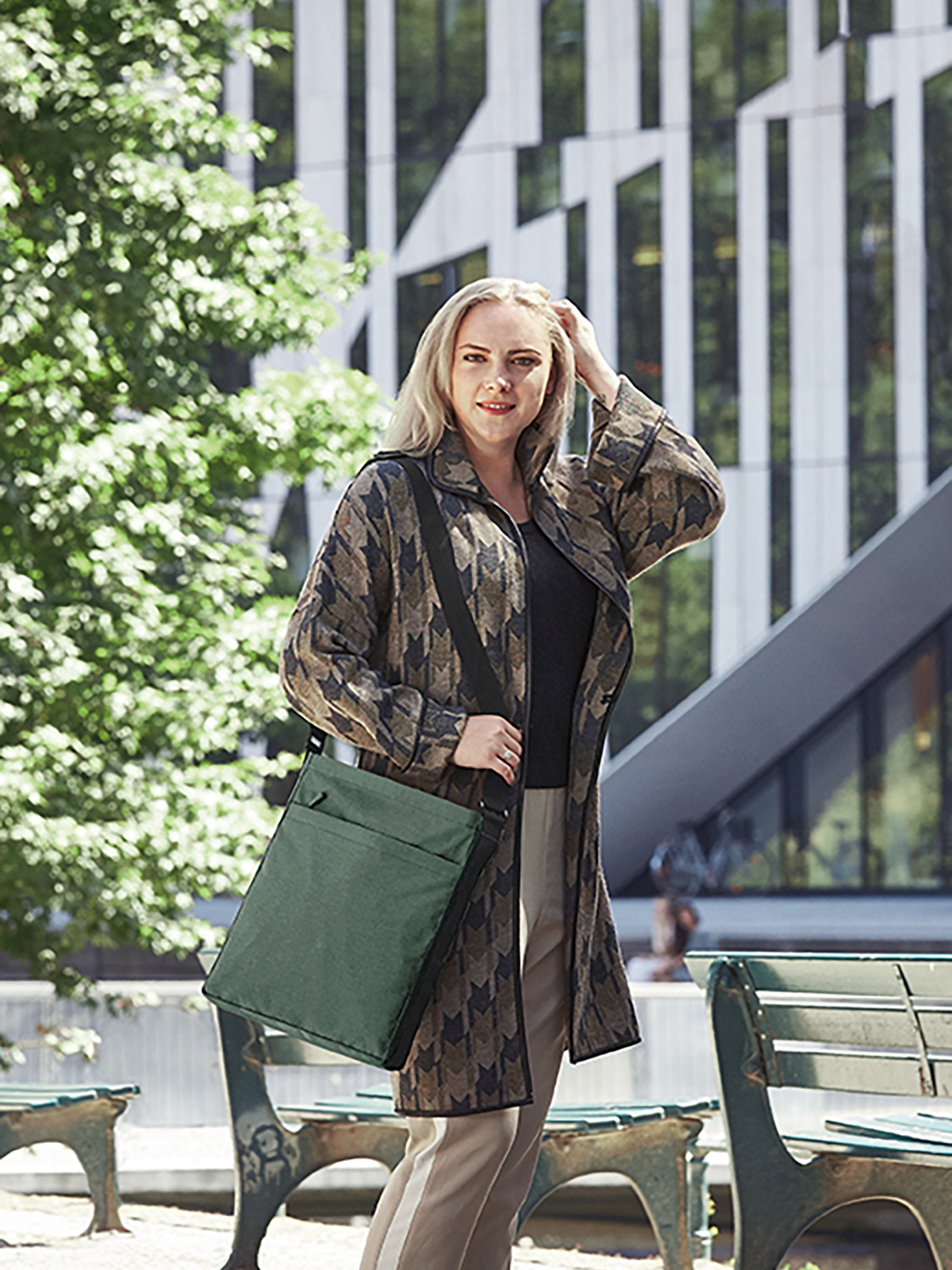 Umhaengetasche CIRCLE gruen-meliert mit Model