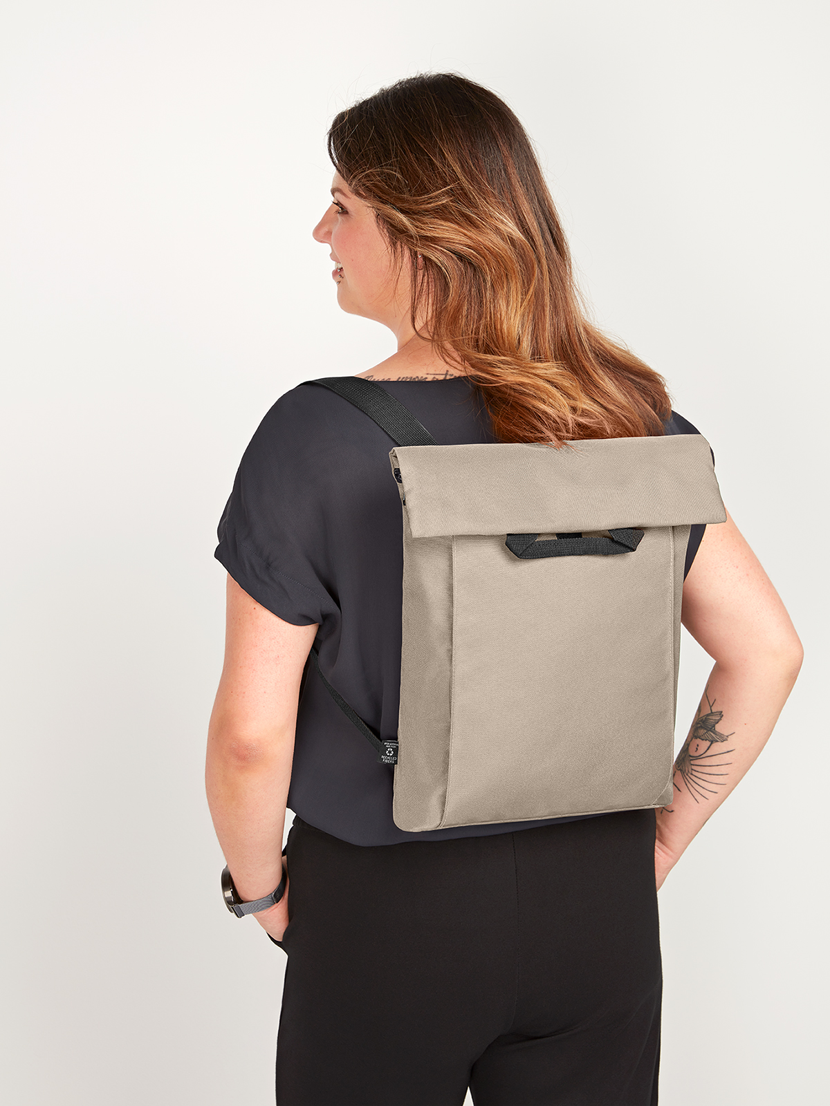 multi bag EVENT beige featuring a model