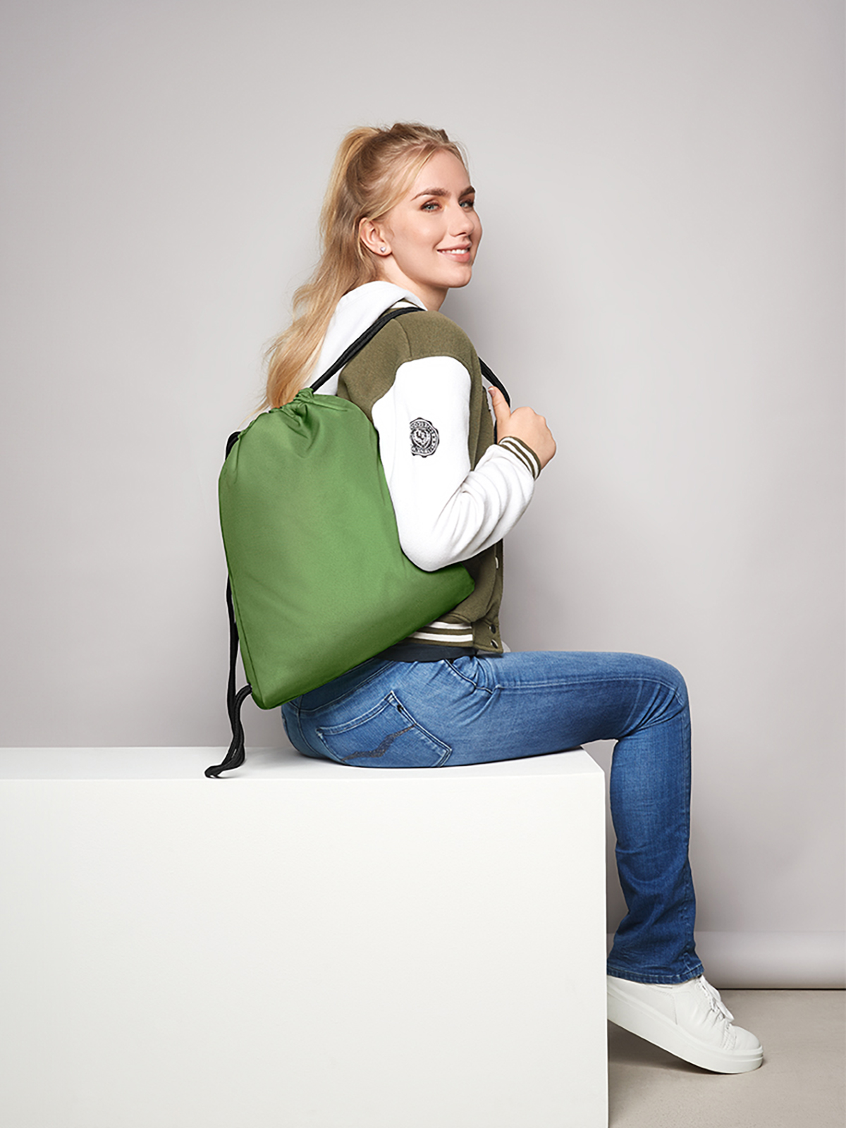 Zugbeutel CARE gruen mit Model