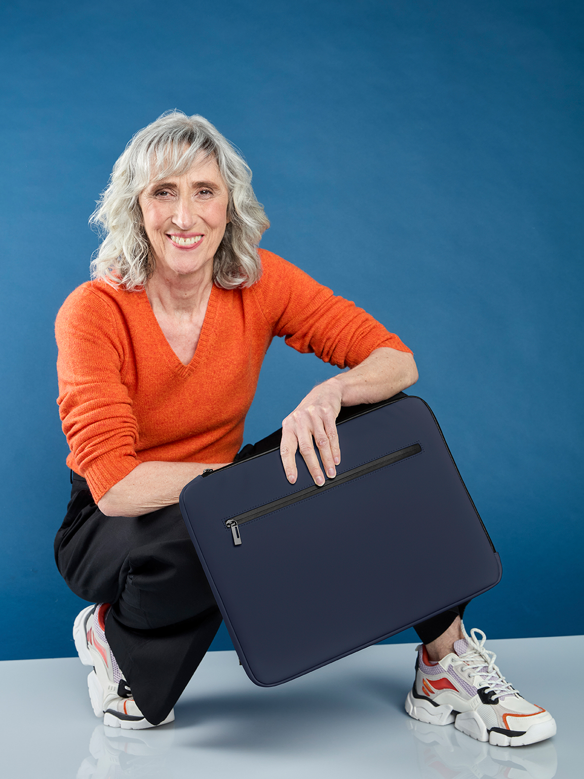 1818077 - laptop sleeve PURE navy with model