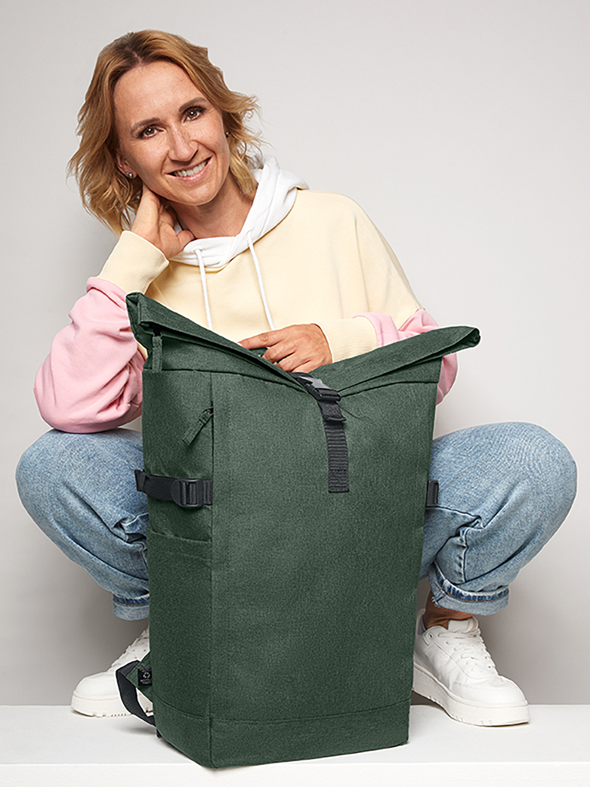 Notebook-Rucksack CIRCLE L gruen-meliert mit Model