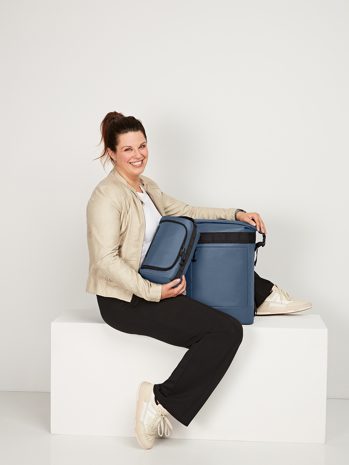 Notebook-Rucksack und Kulturtasche ACTIVE taubenblau von Model gehalten