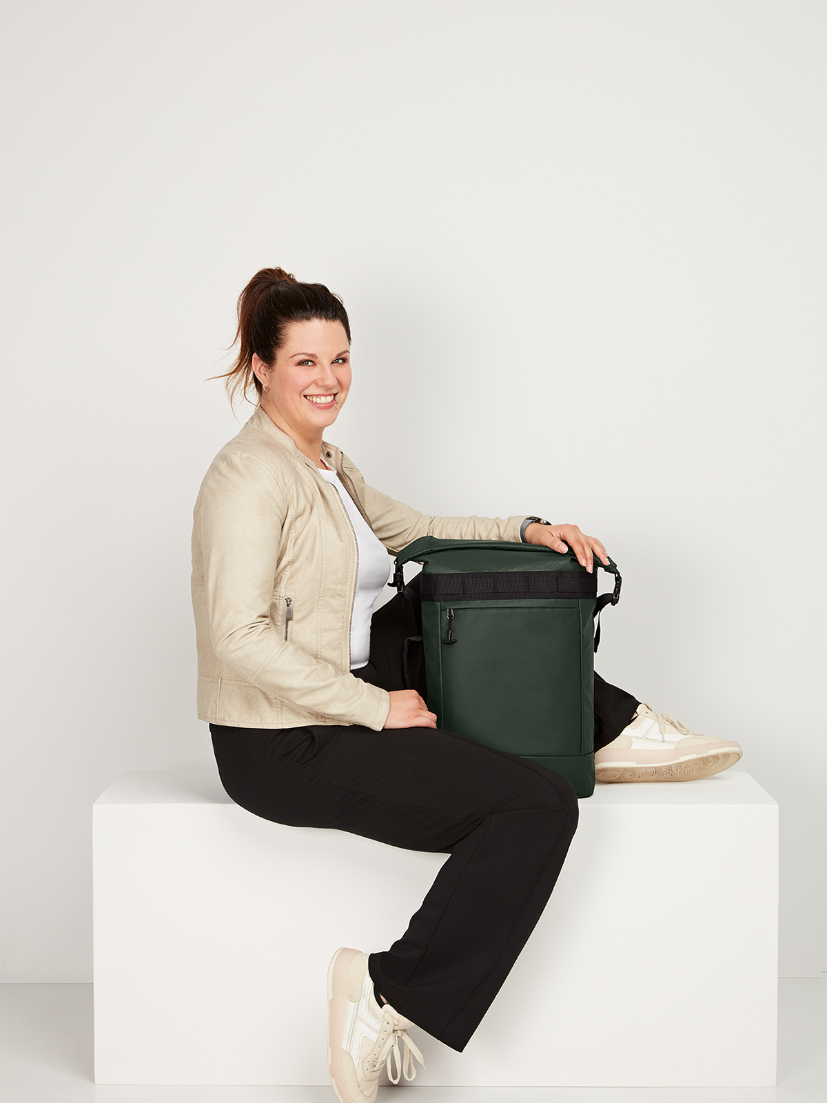 Notebook-Rucksack ACTIVE dunkelgruen mit Model