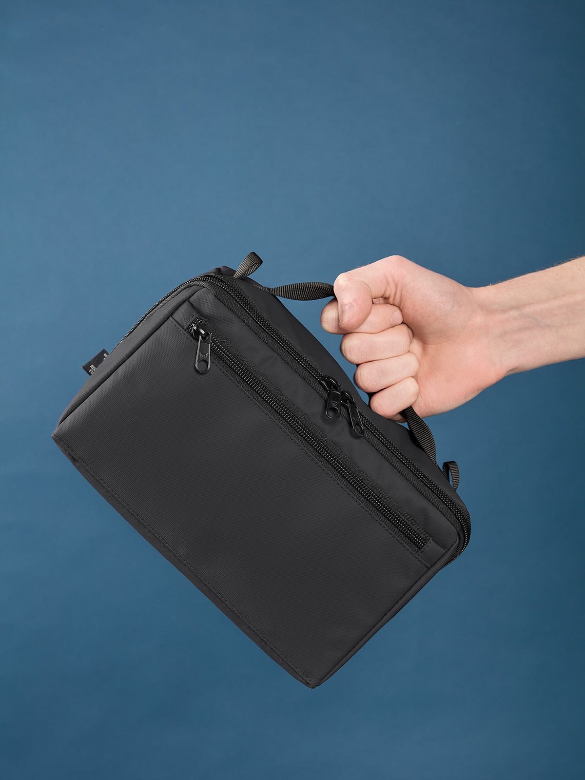 Reißverschluss-Tasche BOX schwarz mit Model