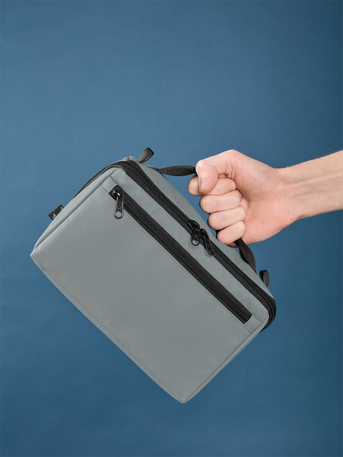 Reißverschluss-Tasche BOX mittelgrau mit Model