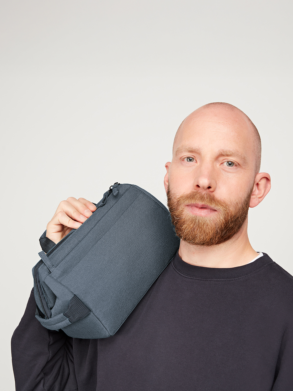 zipper bag CIRCLE blue-grey-sprinkle featuring a model