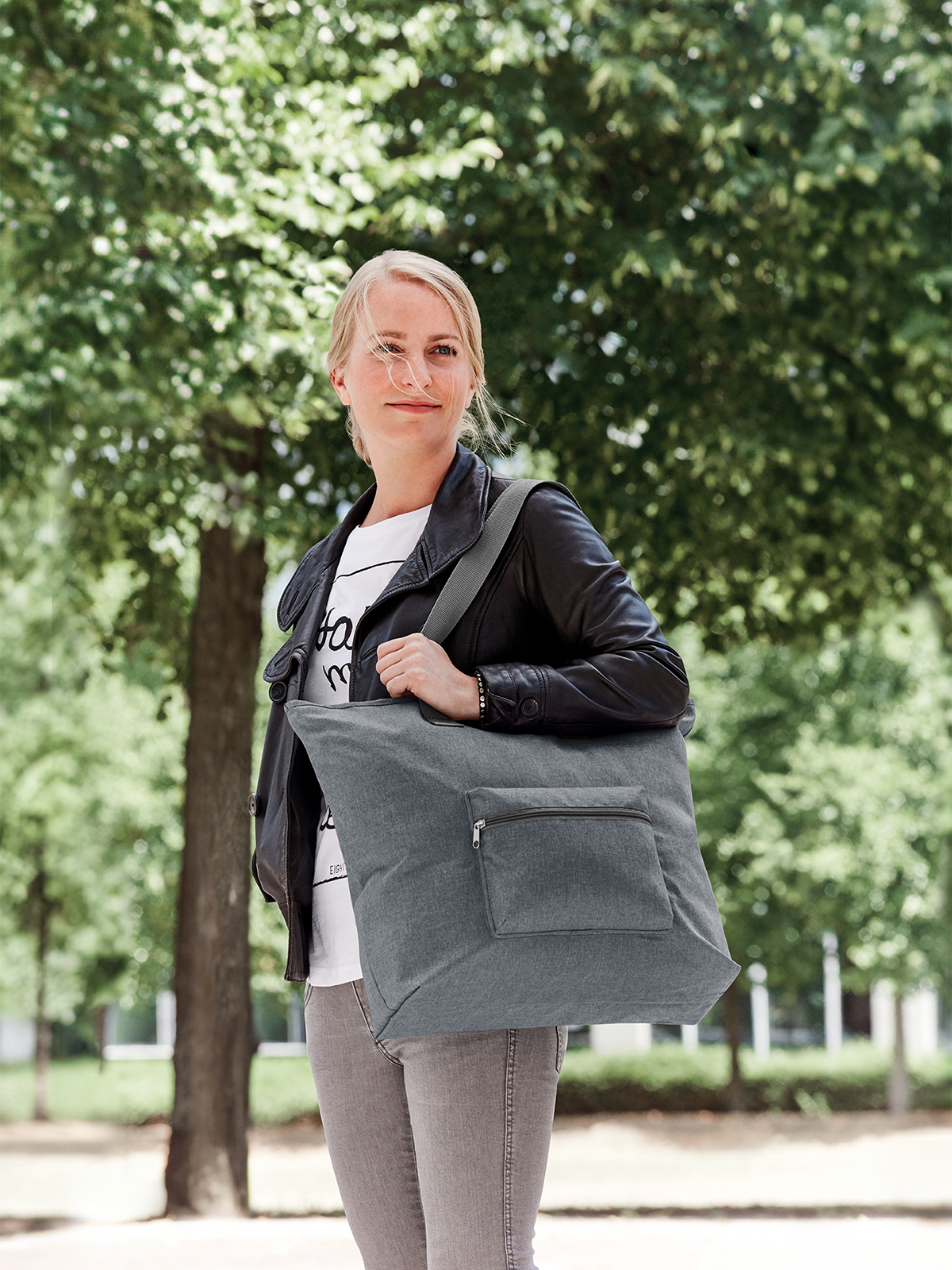 shopper SKY light-grey featuring a model