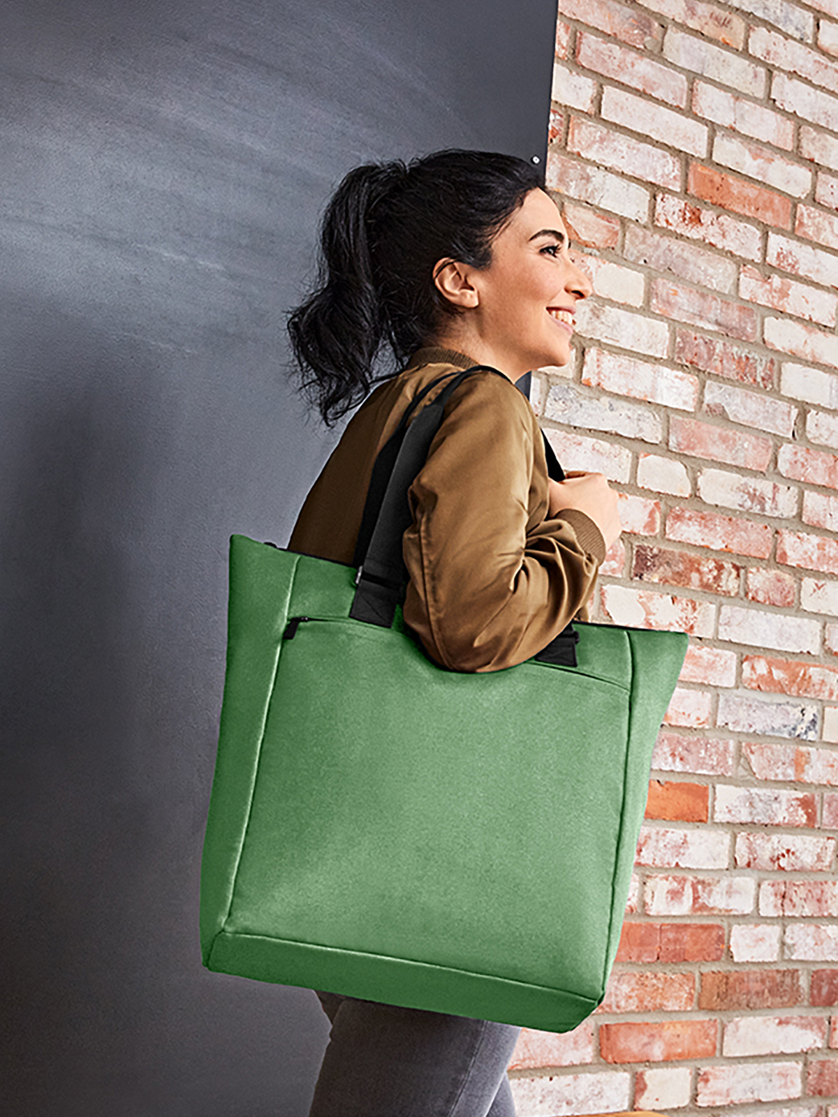 Kuehlshopper DAILY gruen mit Model