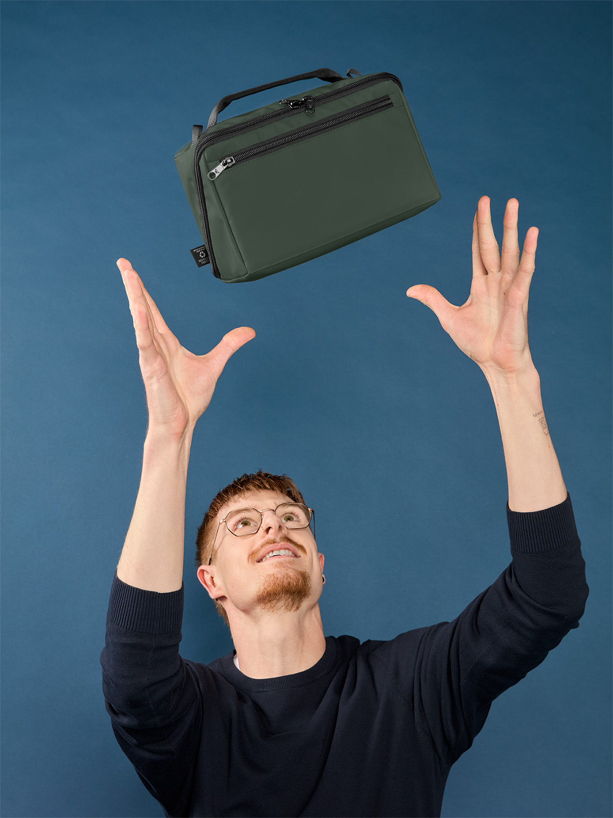 Reißverschluss-Tasche BOX dunkelgrün mit Model