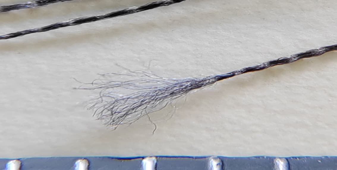 Detailaufnahme von Fasern und Filamenten – Strukturanalyse