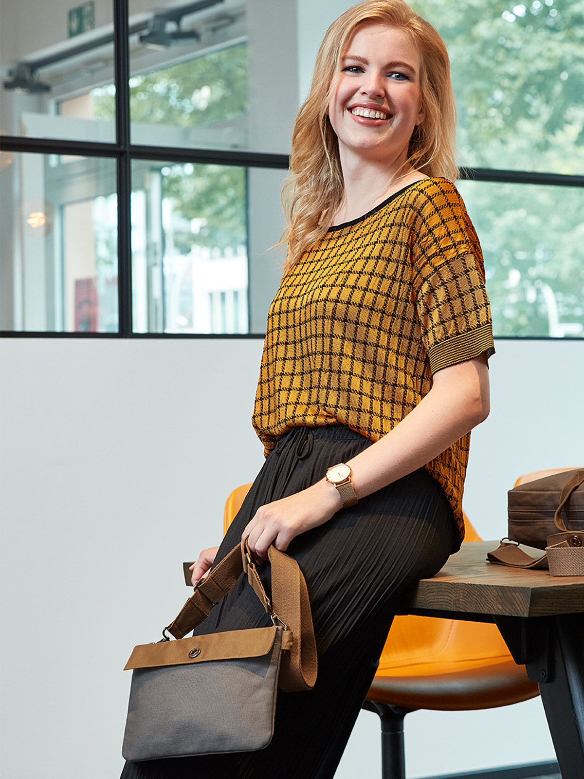 Reissverschluss-Tasche LIFE grau-braun mit Model
