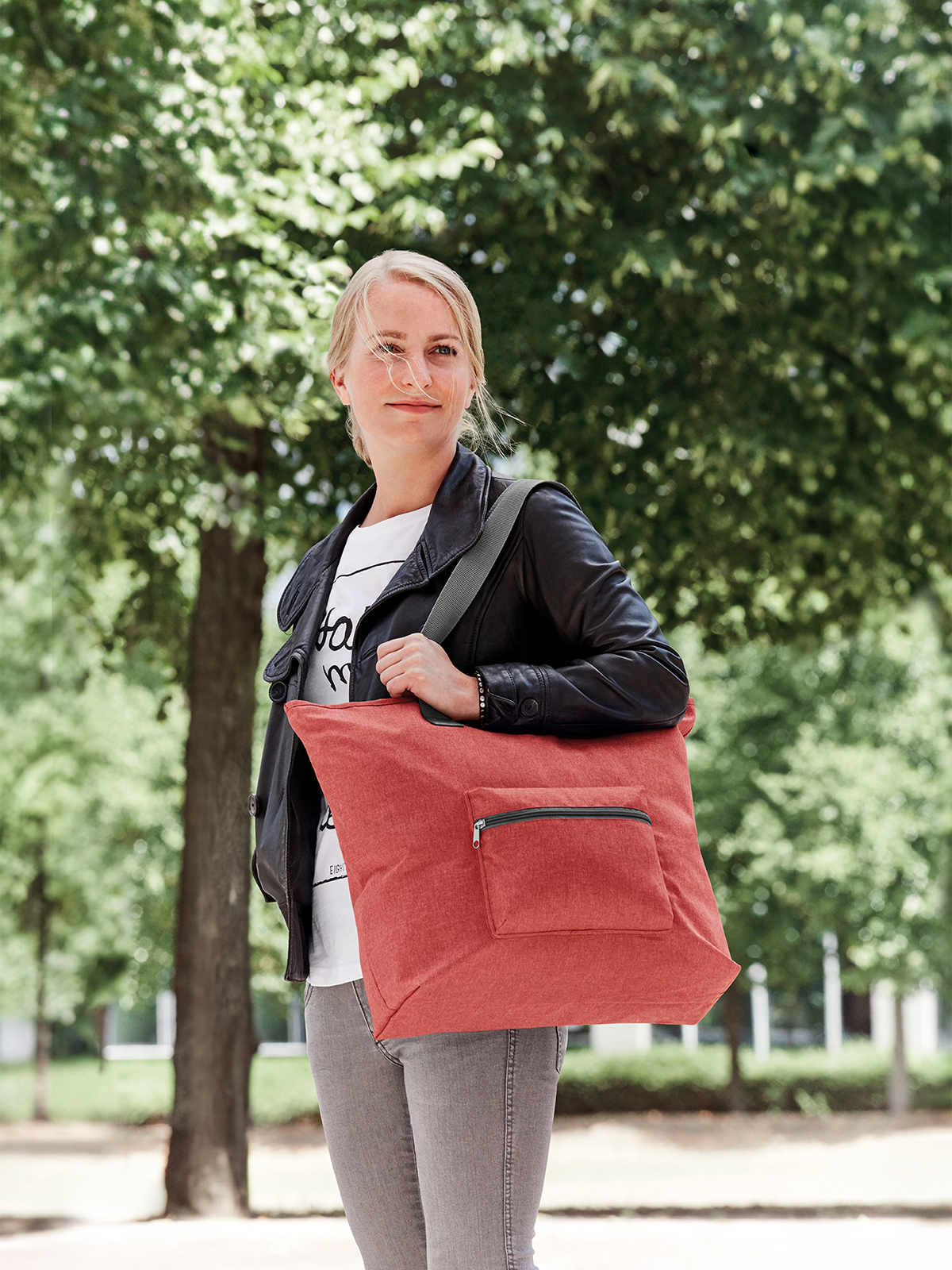 Shopper SKY rot mit Model