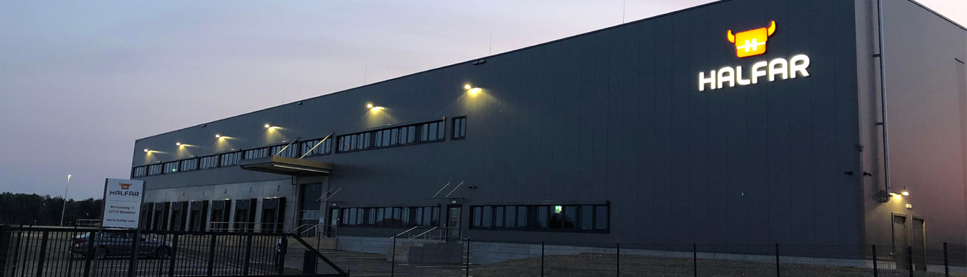 Schrägansicht des HALFAR® Logistikzentrums in Bielefeld-Altenhagen bei Dämmerung