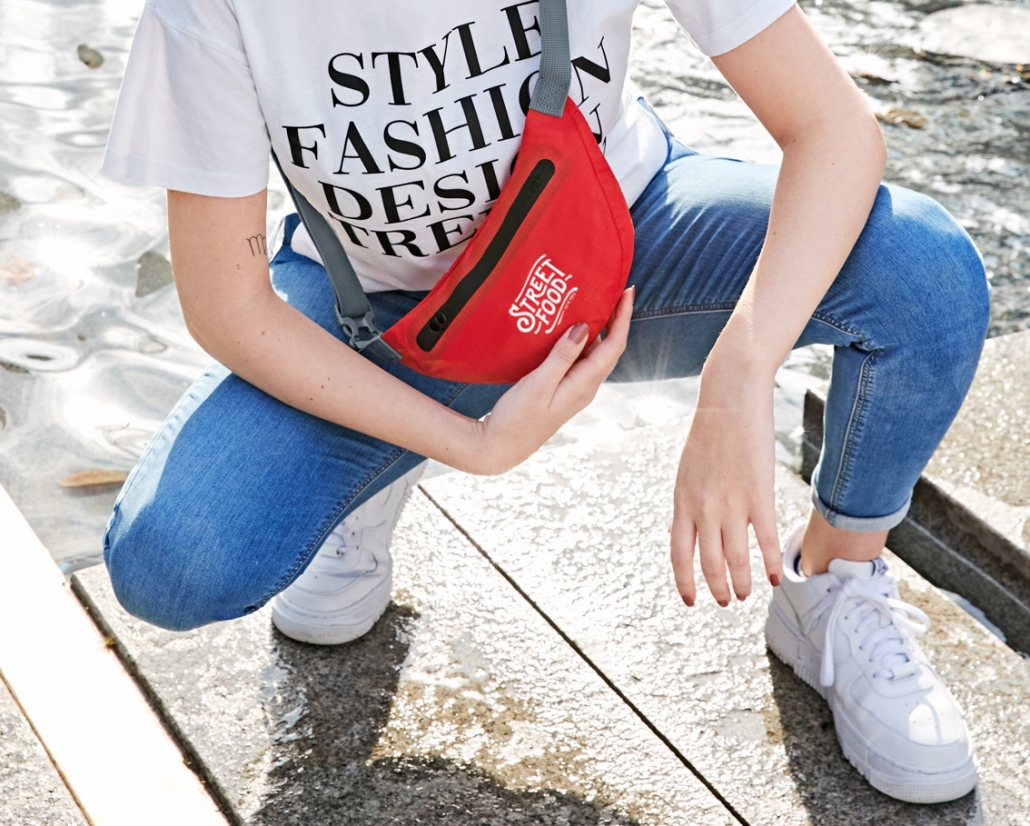 Rote Bauchtasche mit Logo als Werbemittel für Events und Festivals