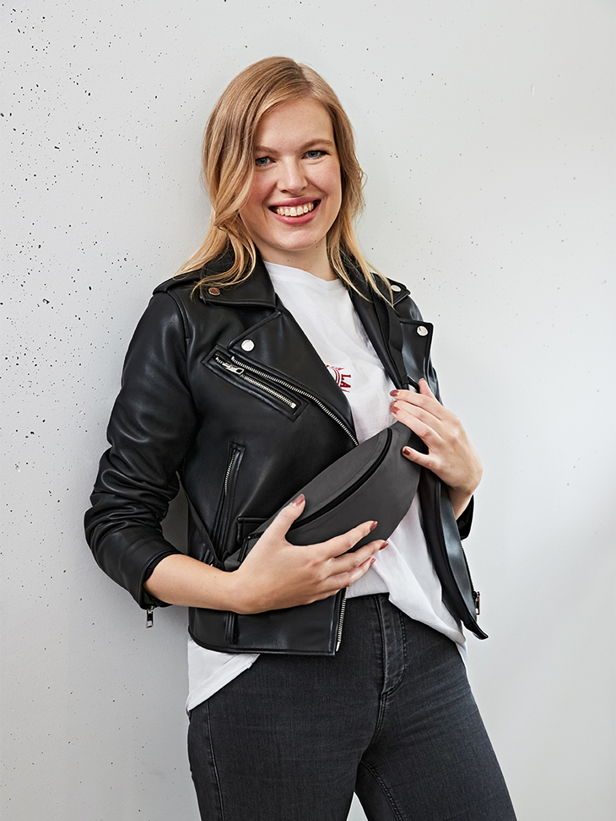 Guerteltasche DAILY schwarz mit Model