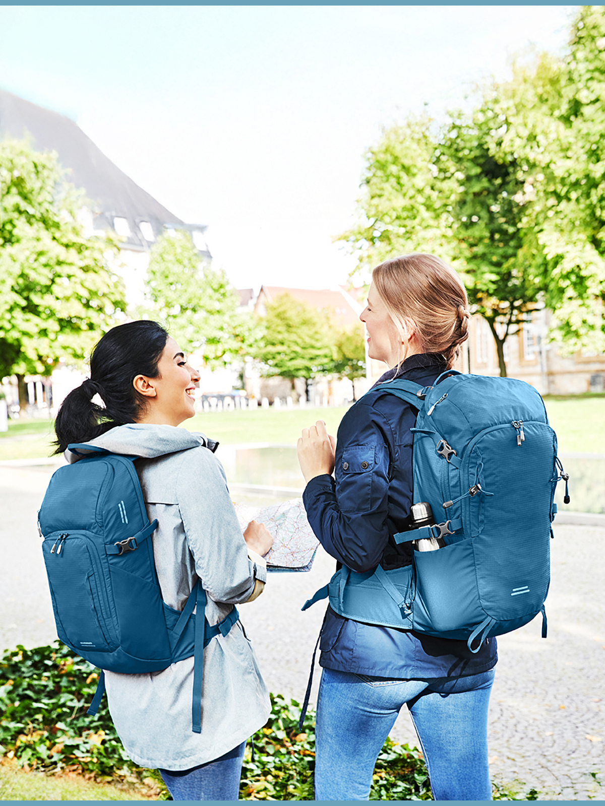 Daypack und Rucksack OUTDOOR blau getragen auf dem Ruecken