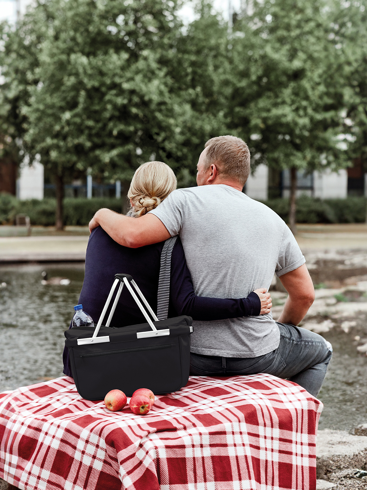 cooler shopper BASKET black featuring a model