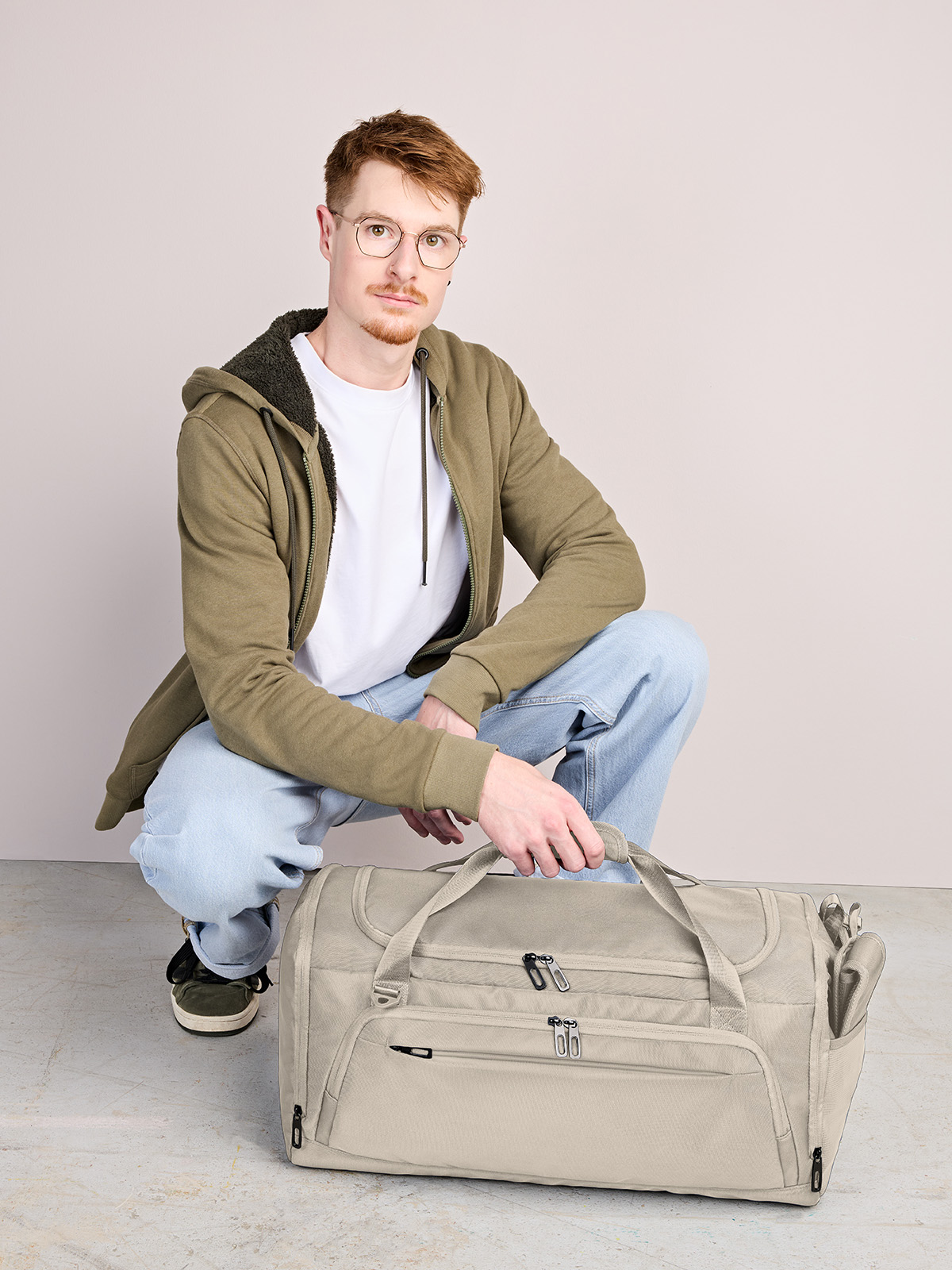 sport/travel bag SOLID beige featuring a model
