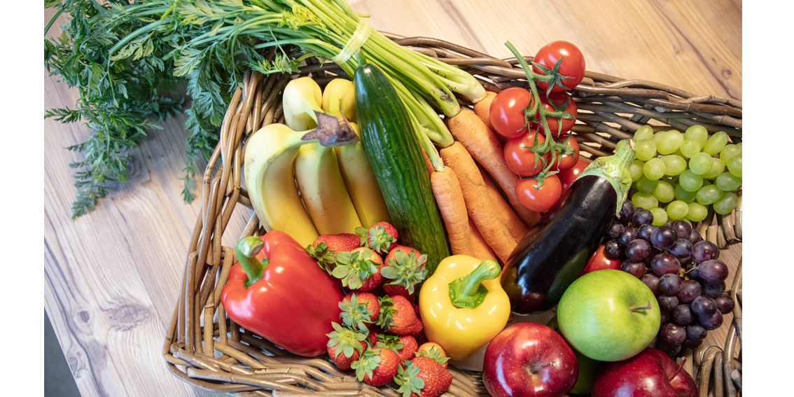 Korb mit frischem Obst und Gemüse als Mitarbeiterbenefit