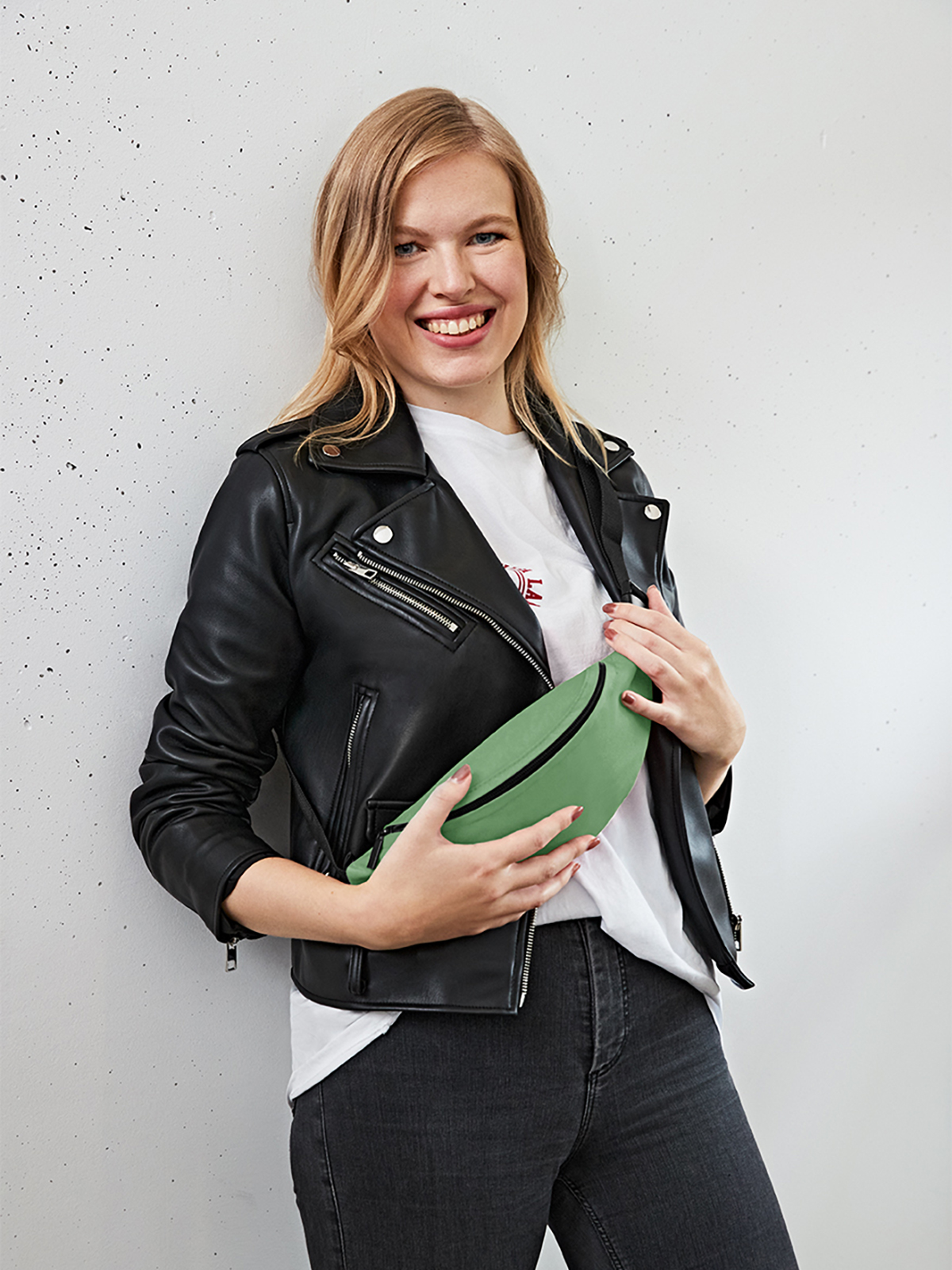 Guerteltasche DAILY gruen mit Model