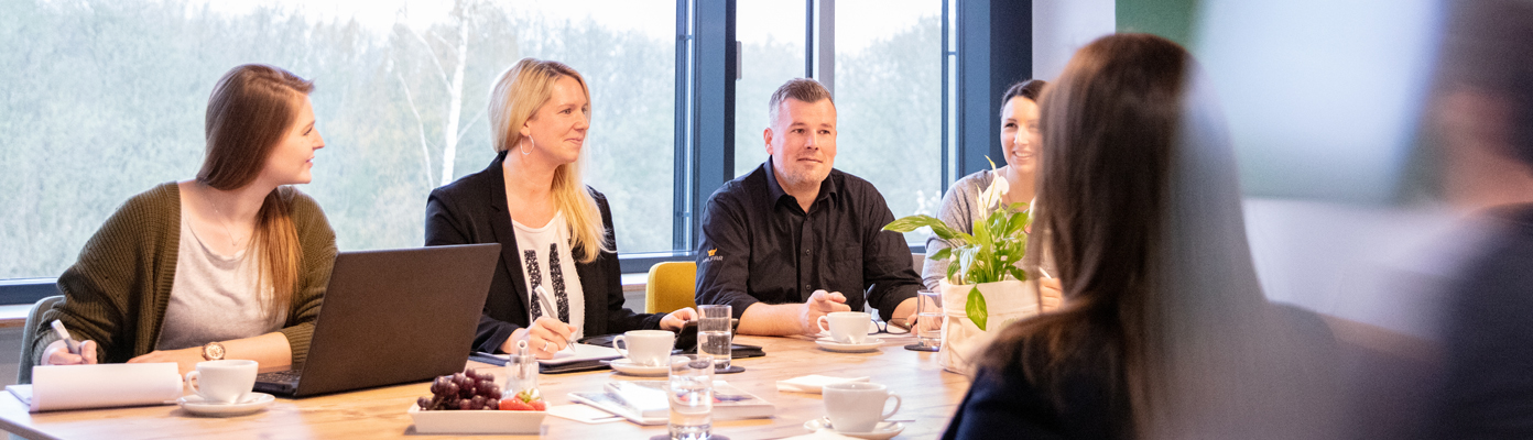 Mitarbeitende in einem Meeting bei Halfar in Bielefeld