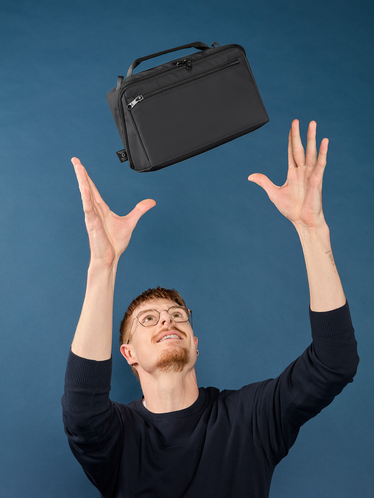 Reißverschluss-Tasche BOX schwarz mit Model