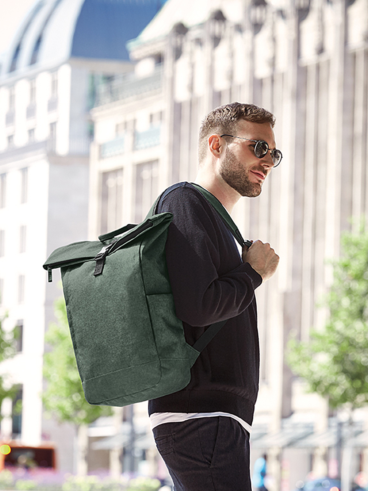 laptop backpack CIRCLE green-sprinkle featuring a model