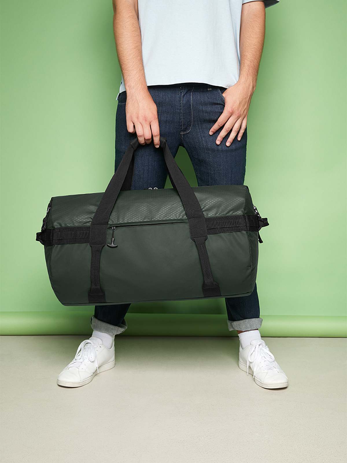 sport/travel bag ACTIVE dark-green featuring a model