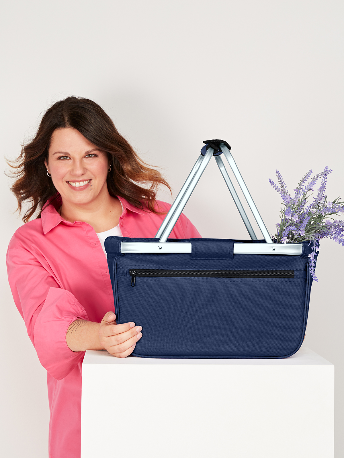 shopper BASKET navy featuring a model