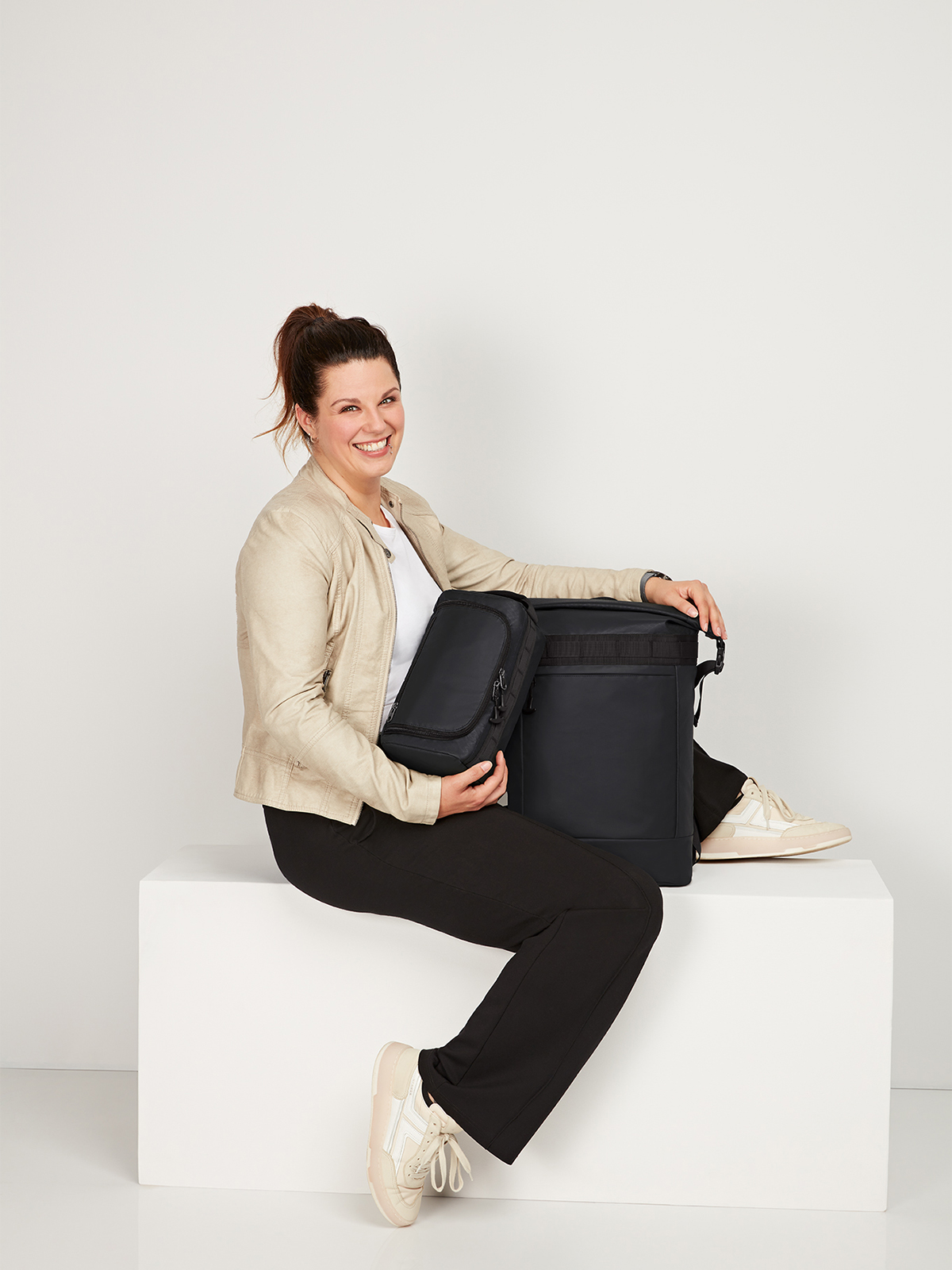 Notebook-Rucksack und Kulturtasche ACTIVE schwarz von Model gehalten