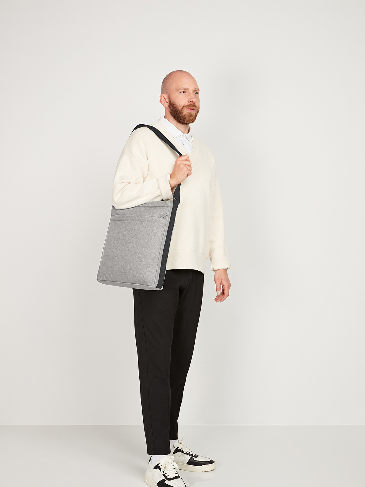 shoulder bag CIRCLE light-grey-sprinkle featuring a model