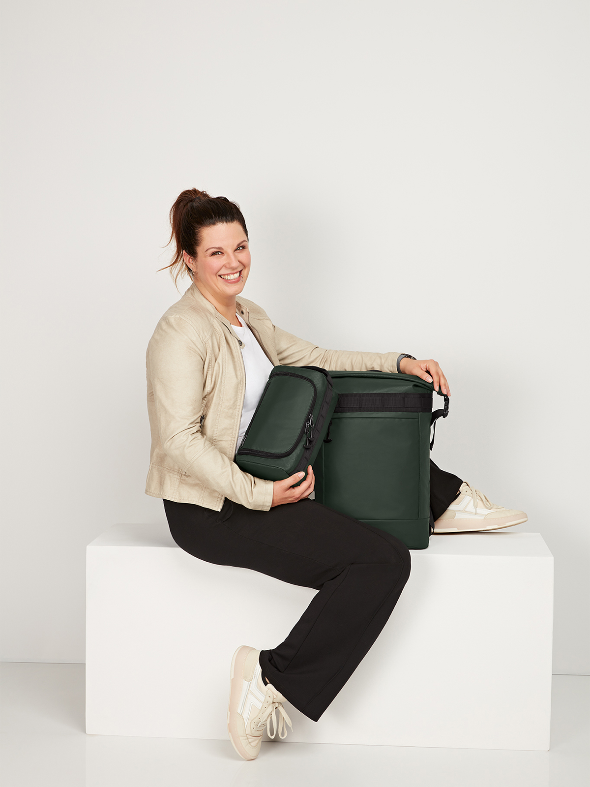 Notebook-Rucksack und Kulturtasche ACTIVE dunkelgruen von Model gehalten