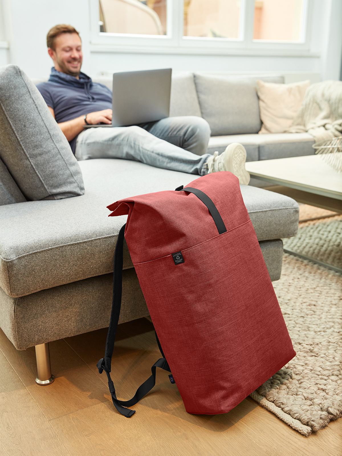 Notebook-Rollrucksack EUROPE rot-meliert mit Model