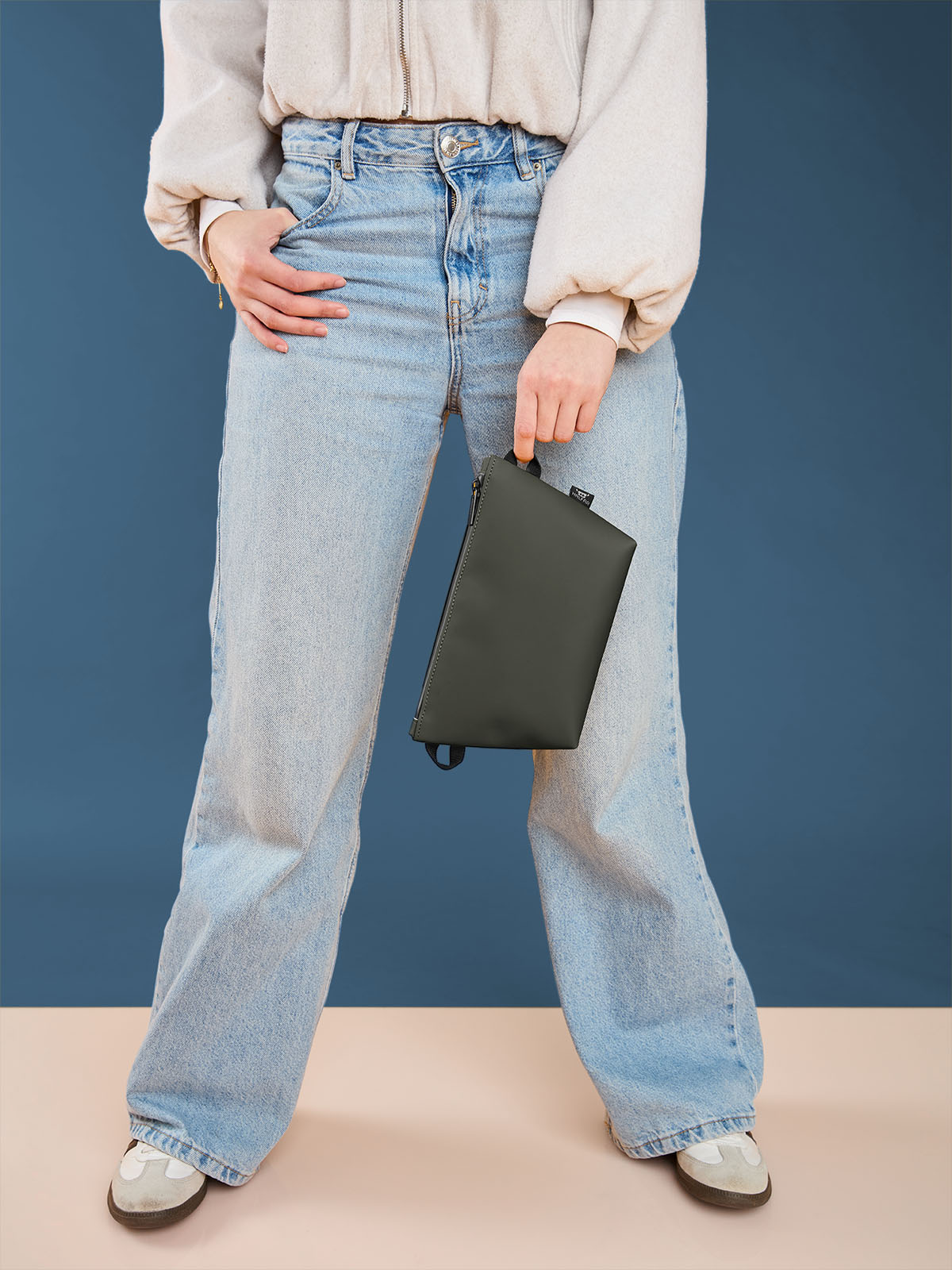 Reißverschluss-Tasche PURE oliv mit Model