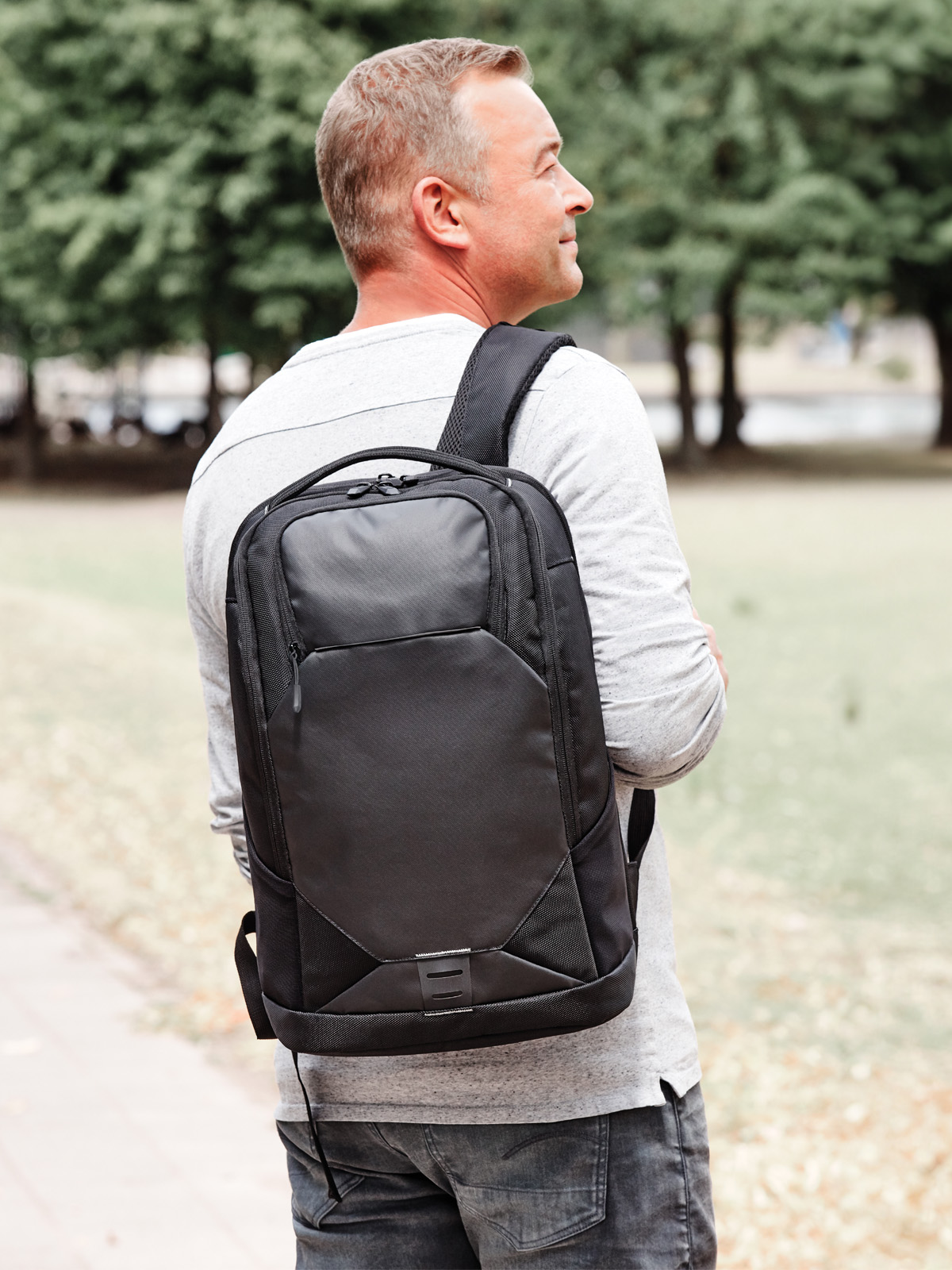 Notebook-Rucksack HASHTAG schwarz mit Model