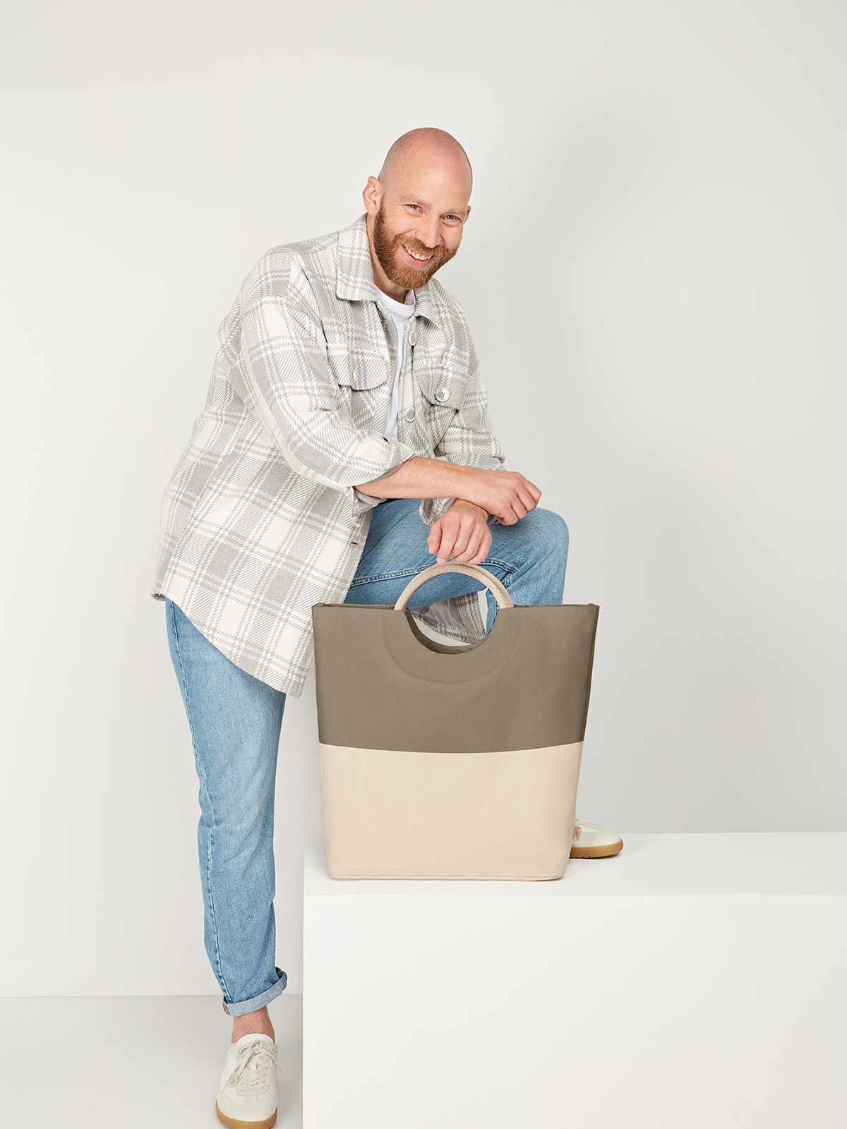 shopper SUNNY khaki featuring a model
