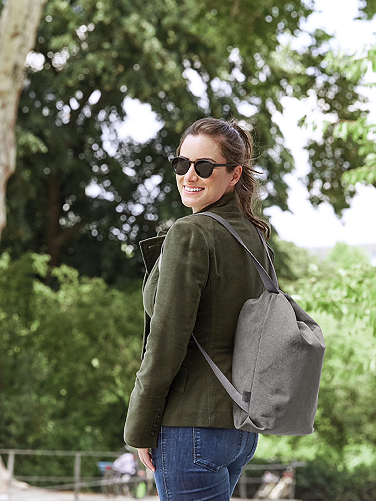 multi bag LOOM grey featuring a model