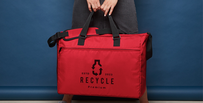 Rote DAILY Tasche mit Recycle-Logo als nachhaltige Neuheit aus recyceltem Material