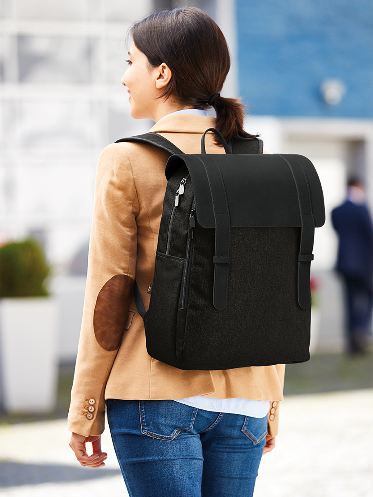 Notebook-Rucksack URBAN schwarz mit Model