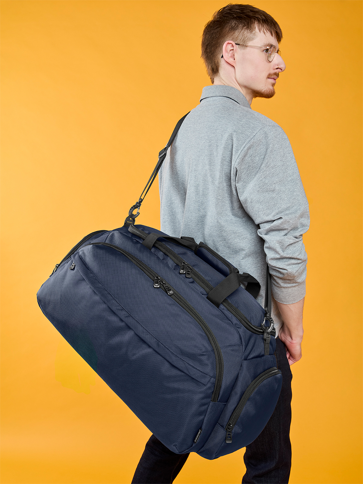 sport/travel bag MISSION in navy, shown with model