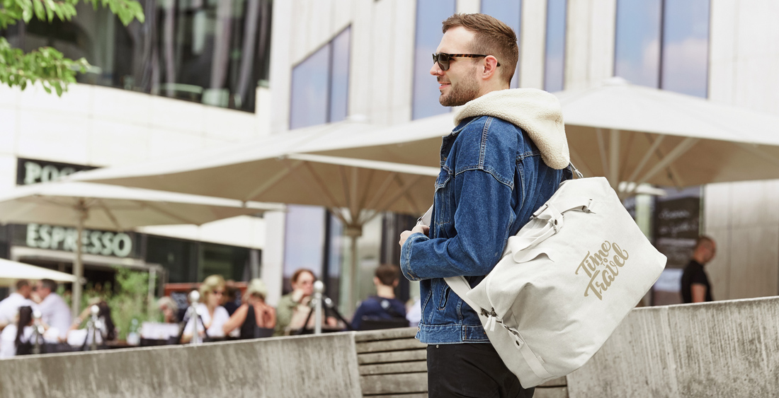 Sporttaschen bedrucken lassen präsentiert mit der SPORT-/REISETASCHE LOOM