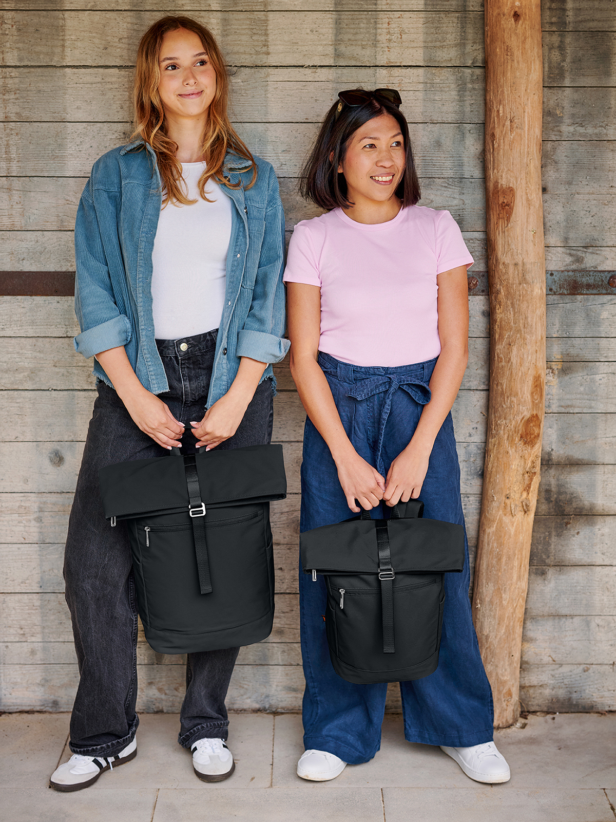 Laptop-Rucksack STAR und Rucksack STAR S schwarz von Models gehalten