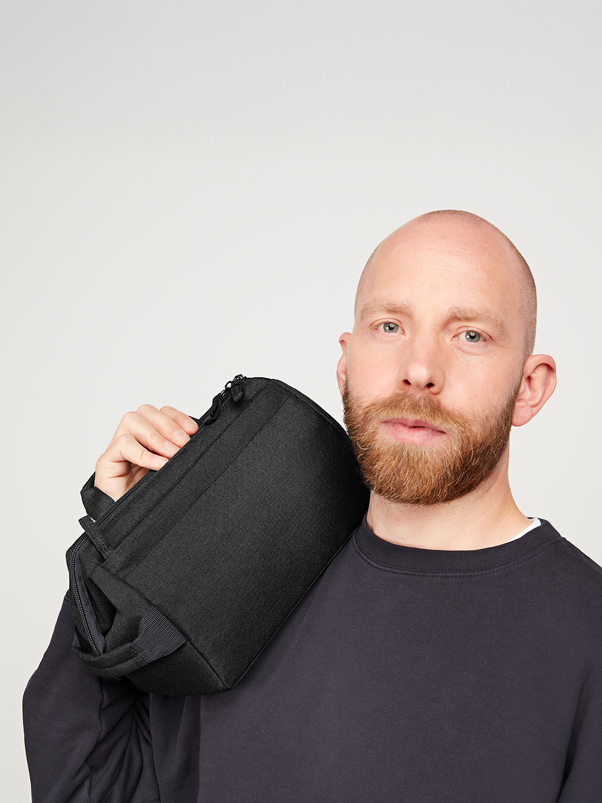 Reissverschluss-Tasche CIRCLE schwarz-meliert mit Model